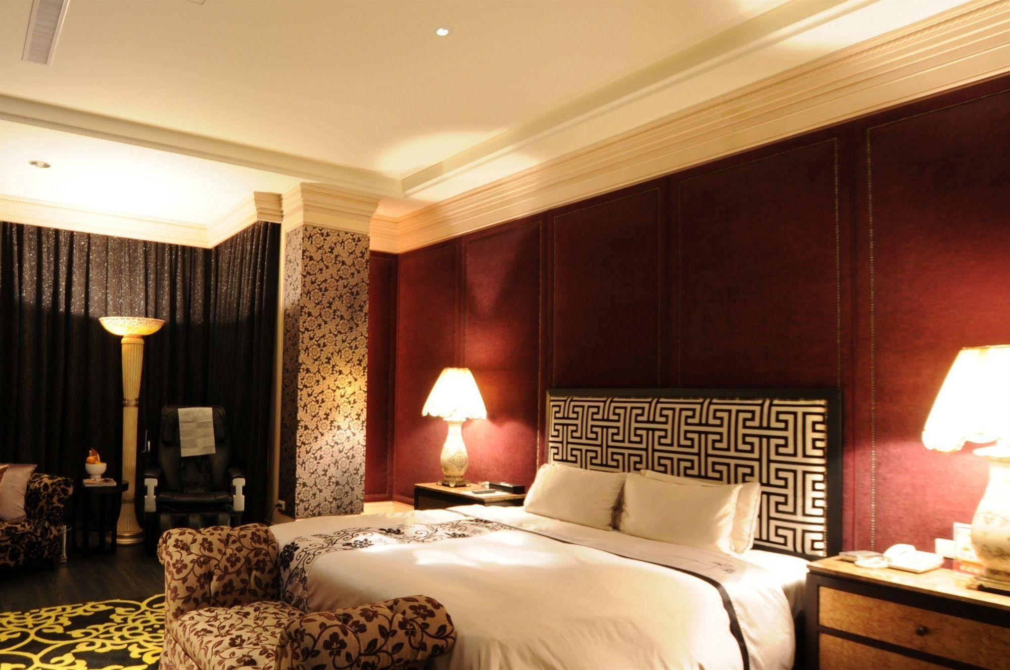 Sunshine Motel Đài Trung Ngoại thất bức ảnh
